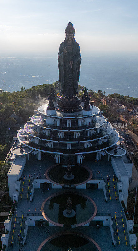 越南德宁省巴登山旅游区的景色。一个独特的佛教建筑，海拔最高，从下面看是非常美丽的。