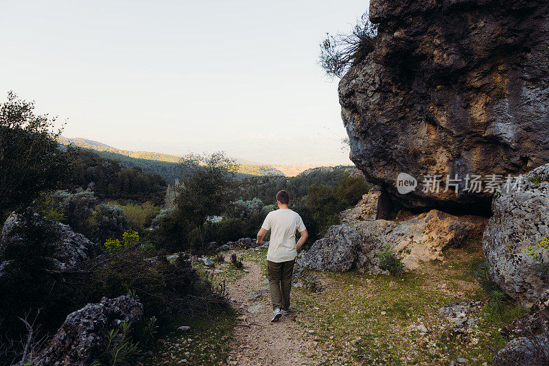 男子旅行者在土耳其森林中观赏古城遗址