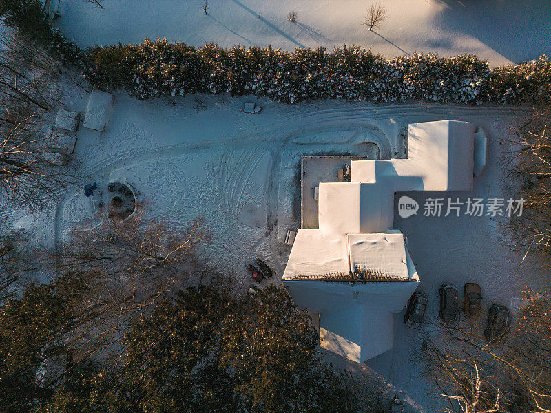 冬日里的湖屋晨景