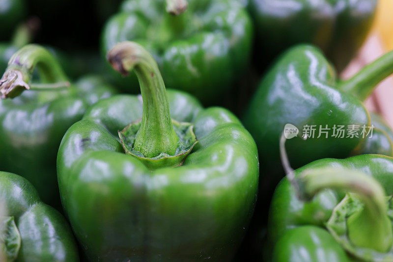 青椒，超市售卖的巨型青椒特写，蔬菜与食品概念，超市售卖的青椒或青椒。