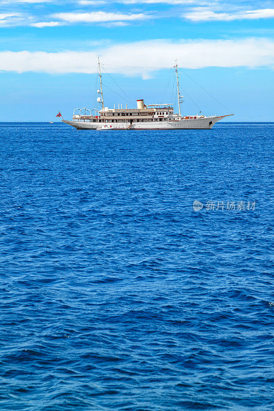 一艘漂亮的船停泊在地中海