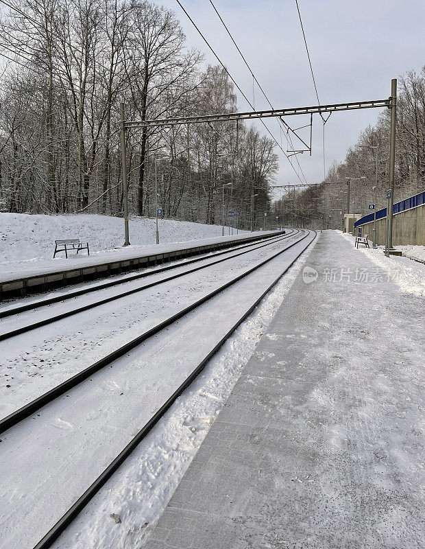 白雪覆盖的铁路。小火车站。