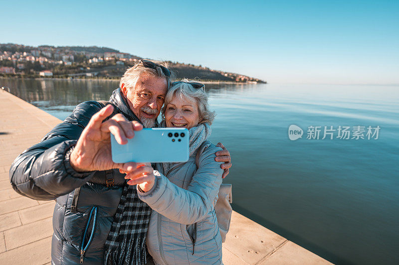 白人老年夫妇在海边自拍