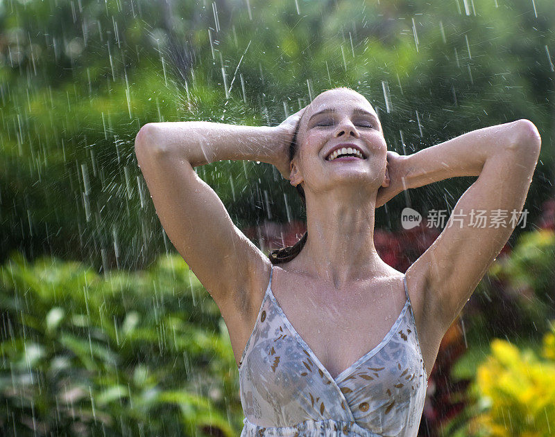 雨中的女人