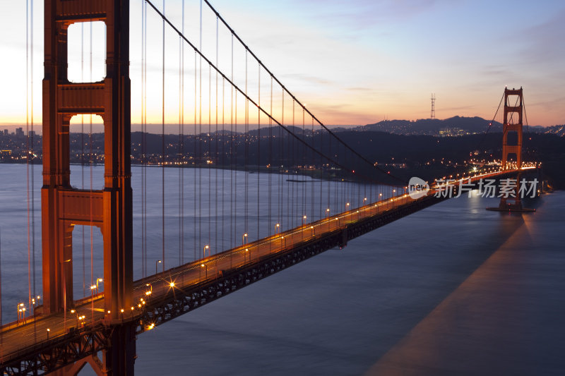 日落时旧金山的金门大桥