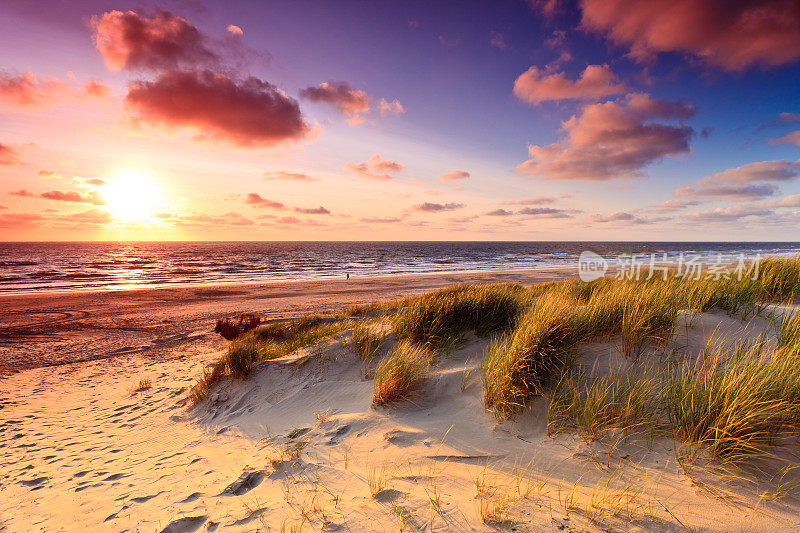 日落时沙丘的海边