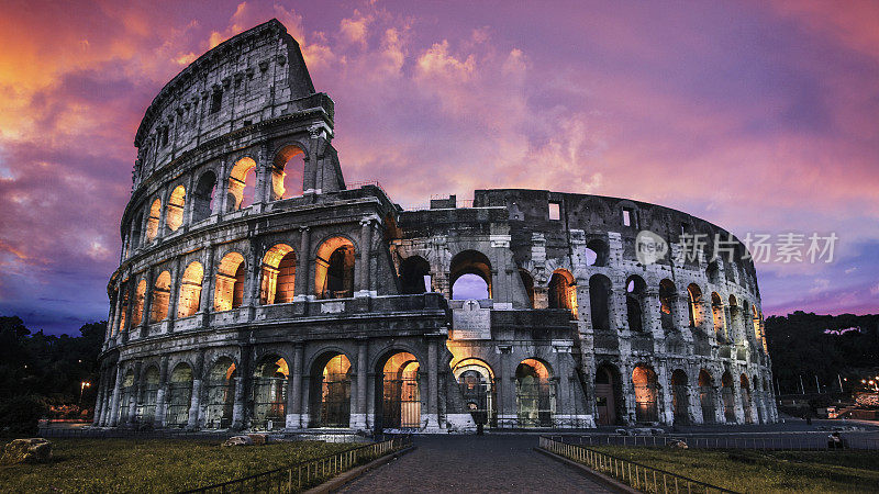 戏剧性的罗马斗兽场在黄昏的罗马，意大利