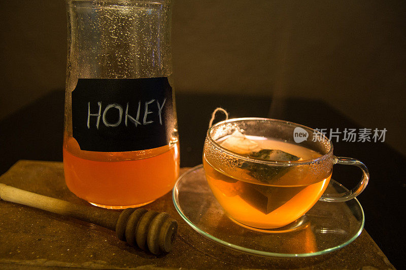 茶和蜂蜜放在托盘上