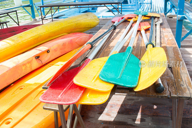 皮划艇和独木舟运动的一套彩色桨