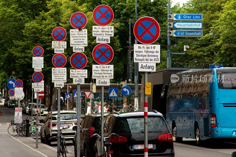 维也纳的街道上禁止停车路标