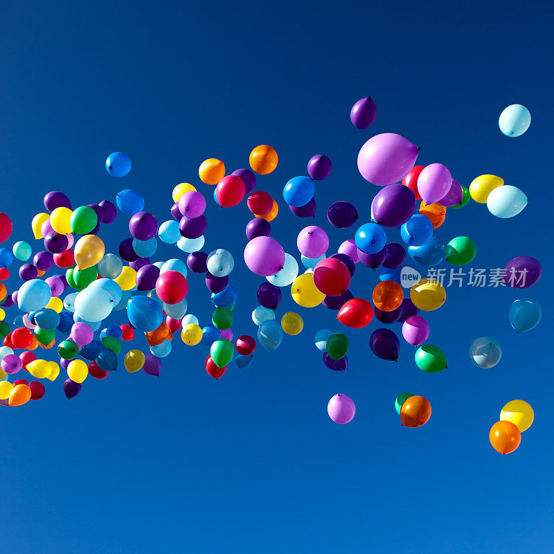 五彩缤纷的气球在天空中飞舞