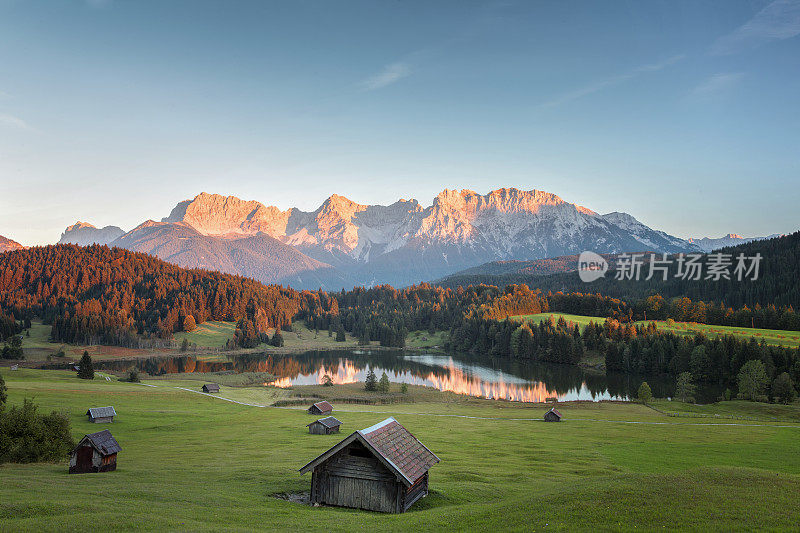 在巴伐利亚山脉的Geroldssee的Alpenglow