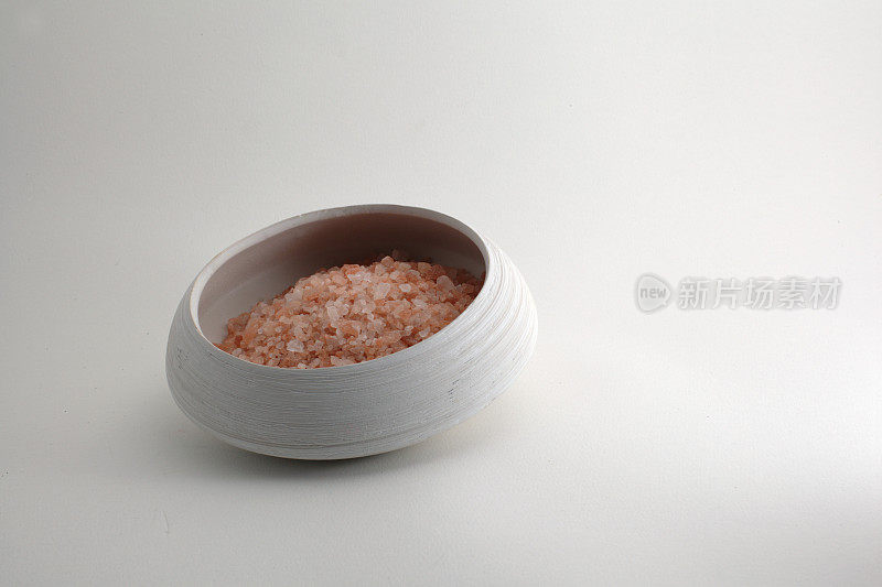 陶瓷碗里的喜马拉雅粉盐