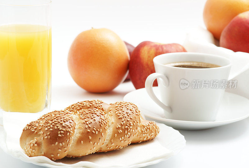 早餐有芝麻卷、咖啡、果汁和水果