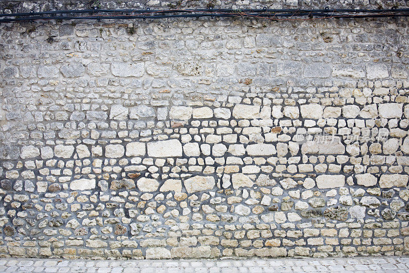 古老的石头人行道和墙壁。