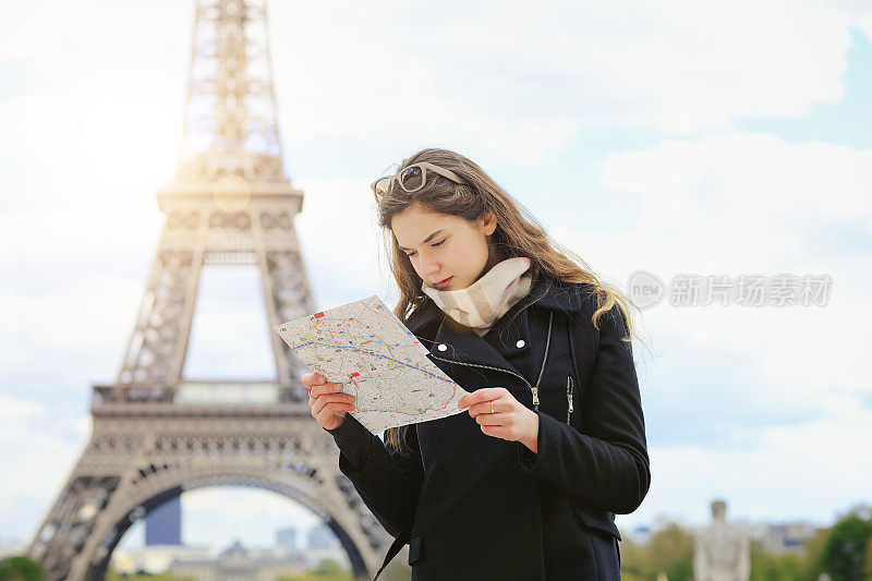 巴黎的女游客拿着地图