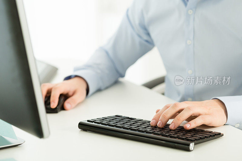 商人在键盘上打字
