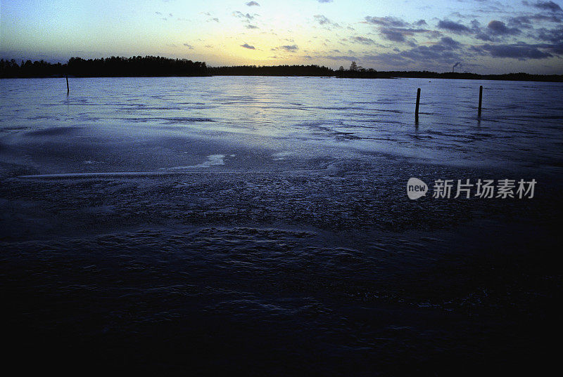 冰冻海面上的日落