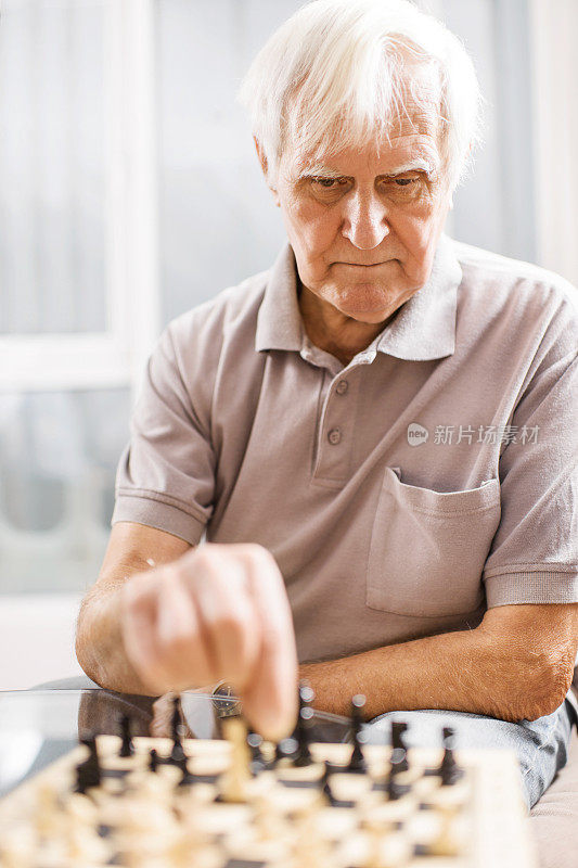 老人在下棋。