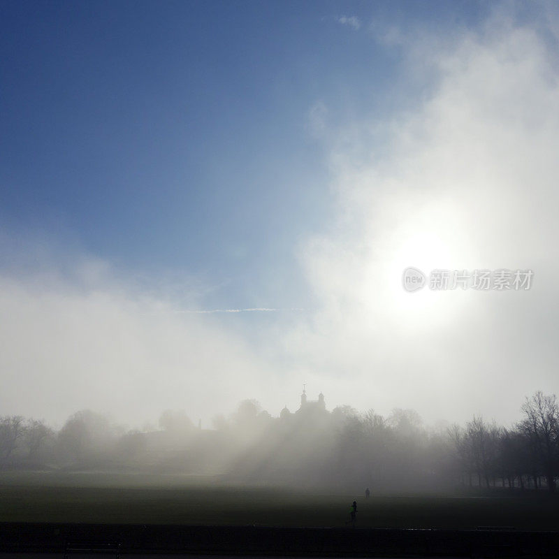 清晨的太阳和格林威治公园的大雾