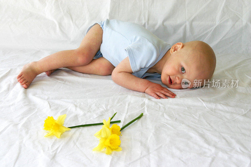 癌症的孩子;婴儿与水仙花