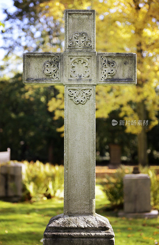 一个古老的墓地上的石头十字架