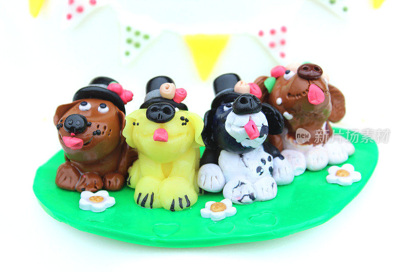 自制蛋糕装饰(聚合物粘土)，卡通狗戴着大礼帽排成一排