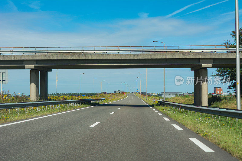 主要道路的过街天桥