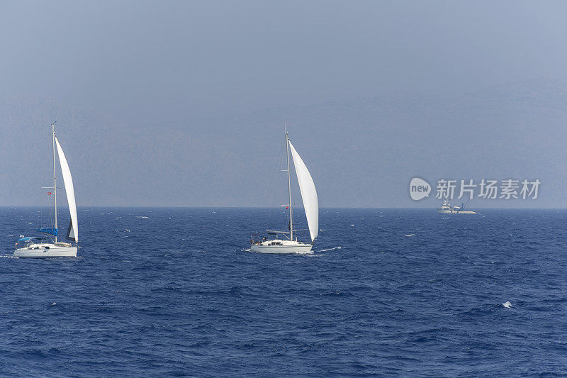 在土耳其穆格拉的爱琴海马尔马里斯湾航行的游艇