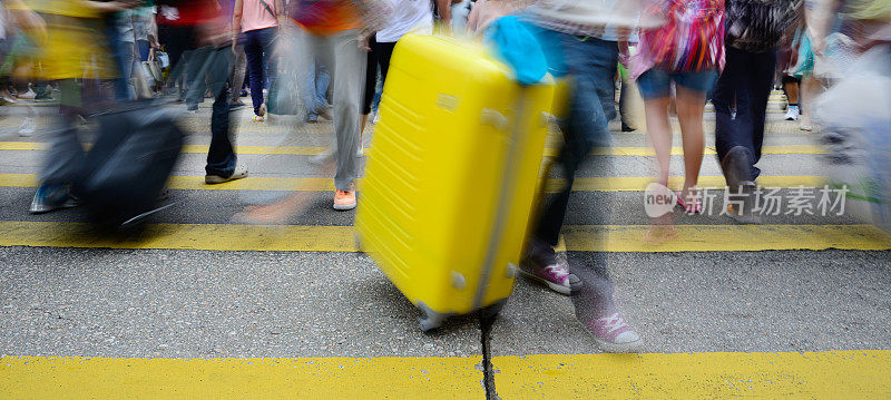 动态模糊，行人穿过香港街道