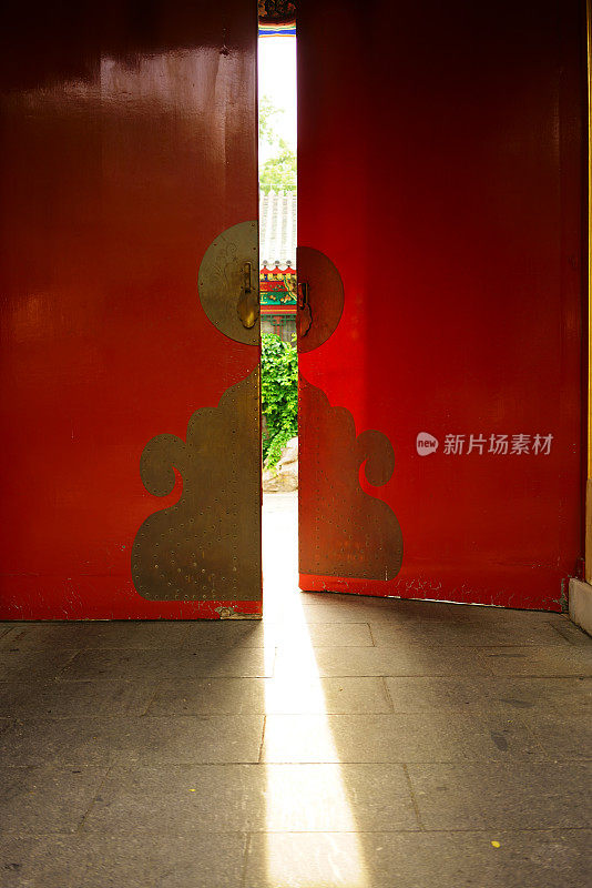 有红色中国门的大门