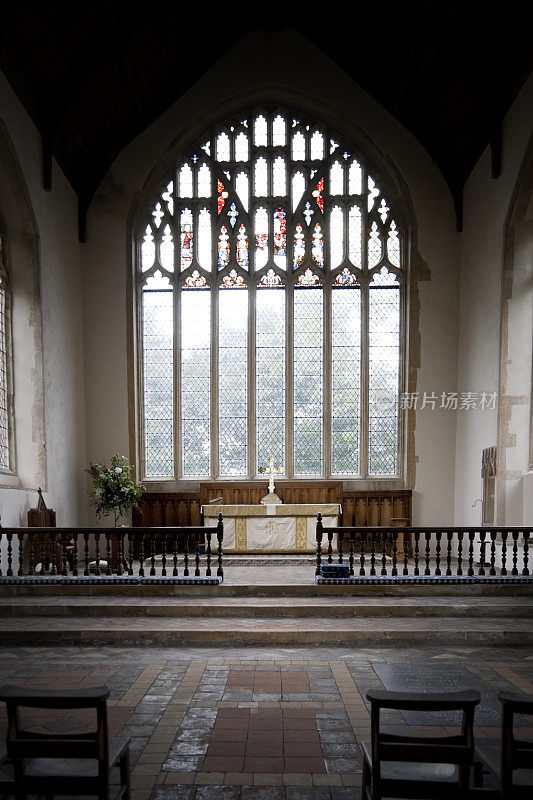 教堂祭坛和东窗