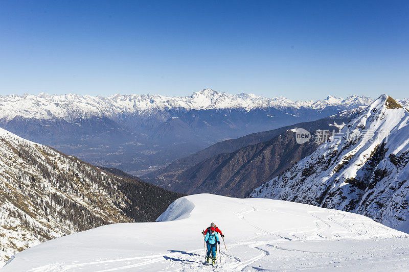 一对高山滑雪夫妇登上山顶