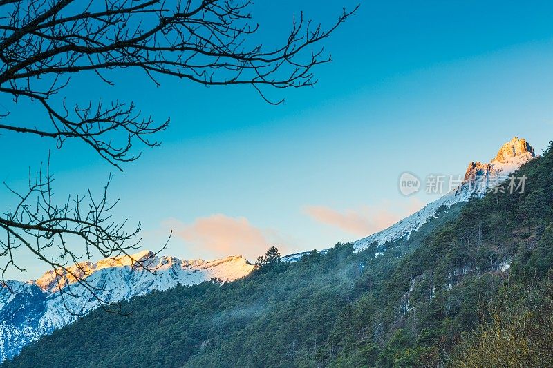 太阳升起照亮雪山