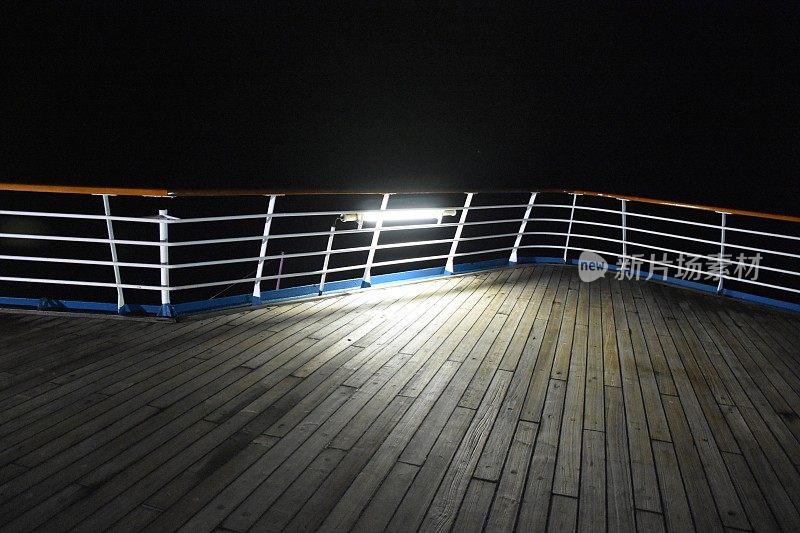 夜间甲板