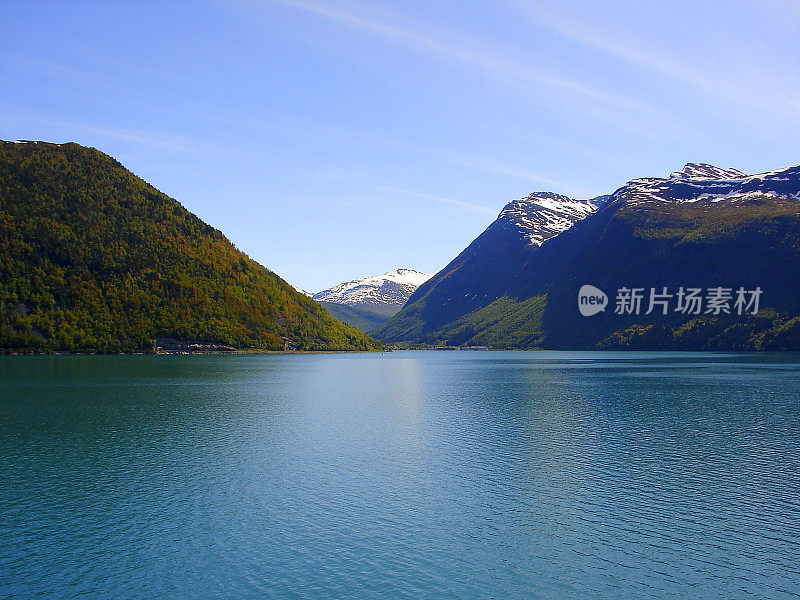 通过渡轮穿越挪威令人印象深刻的盖兰格峡湾，挪威戏剧性的风景，斯堪的纳维亚-北欧国家