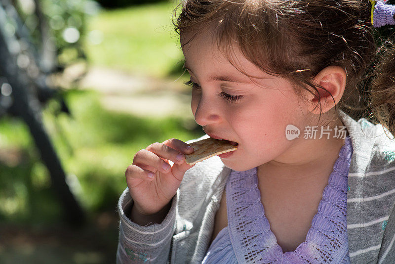 可爱女孩站在户外的肖像