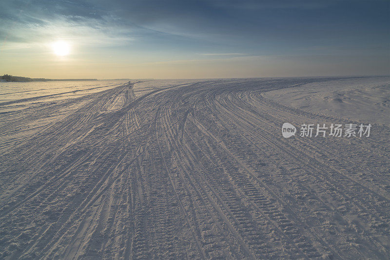 冰封的海面上有雪地摩托的痕迹