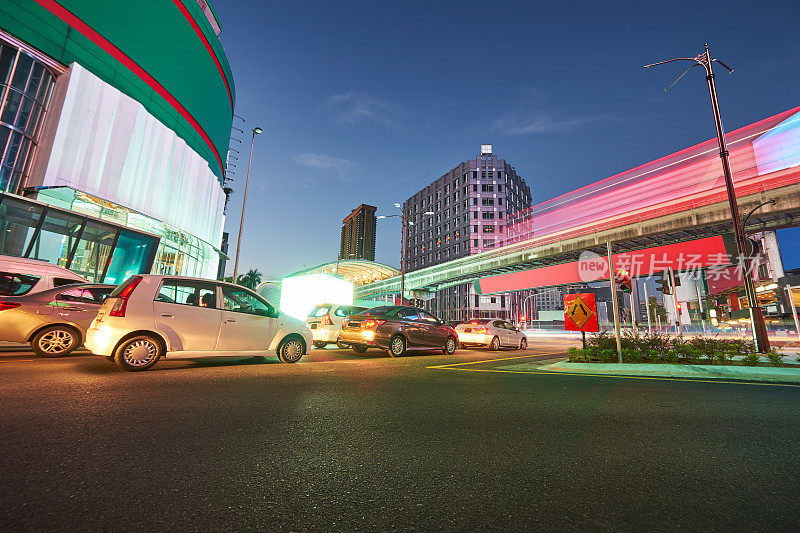 晚上，在马来西亚首都吉隆坡，汽车和单轨火车穿过武吉宾塘十字路口。