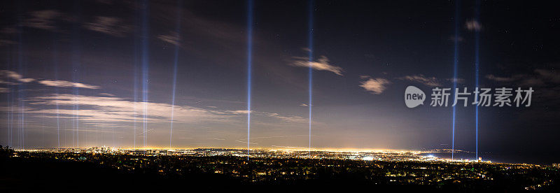 洛杉矶马拉松路线夜间灯火通明，全景图