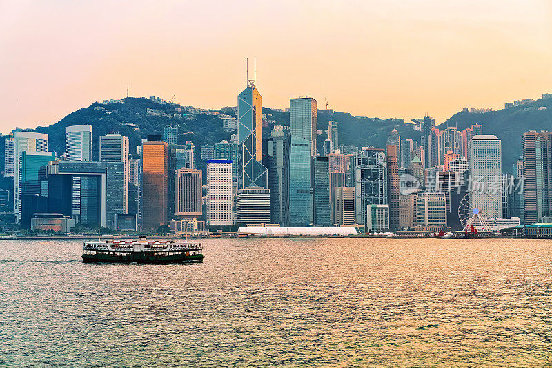 日落时在香港维多利亚港的天星小轮