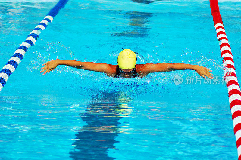 女子蝶泳运动员