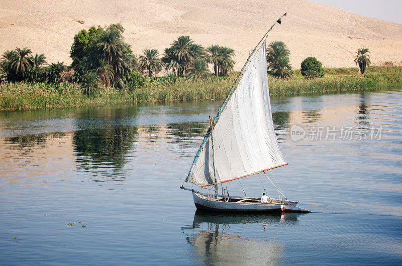尼罗河上航行的埃及小帆船