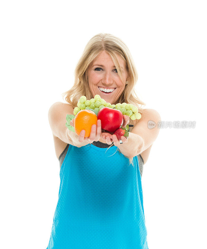 快乐的女人展示水果