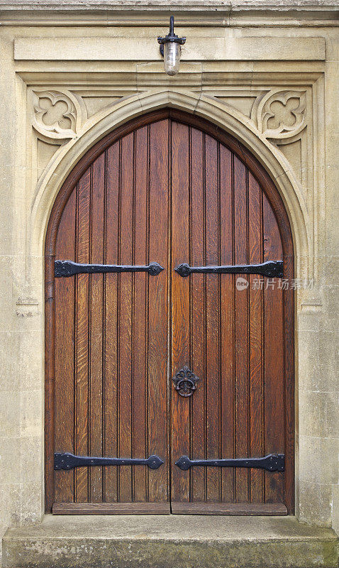 老教堂的门