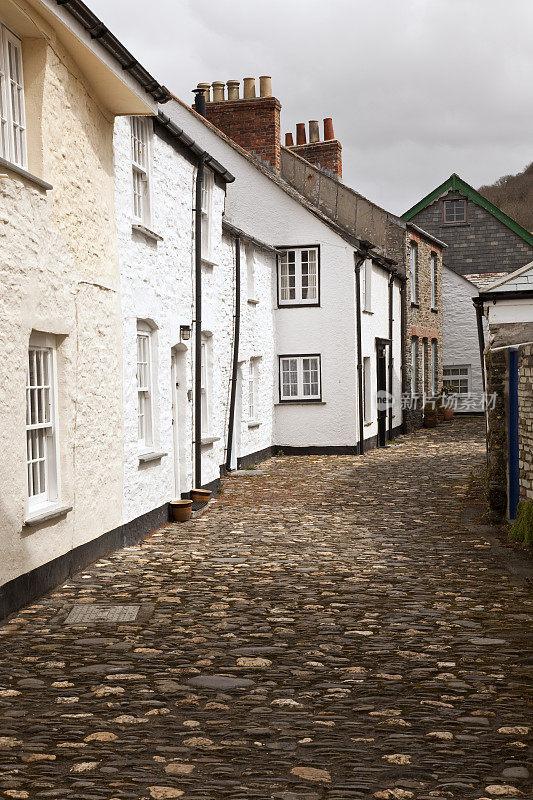 英国康沃尔郡Boscastle的住宅街道。