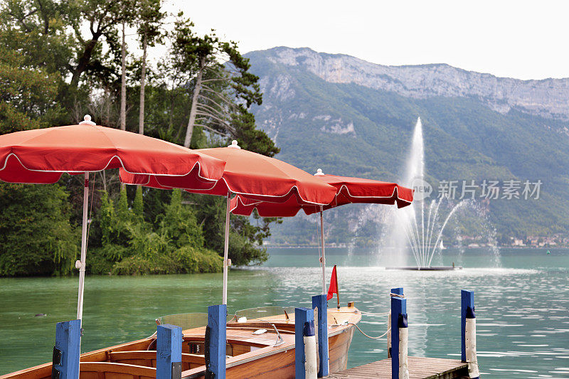 小船和阳伞在法国的湖边