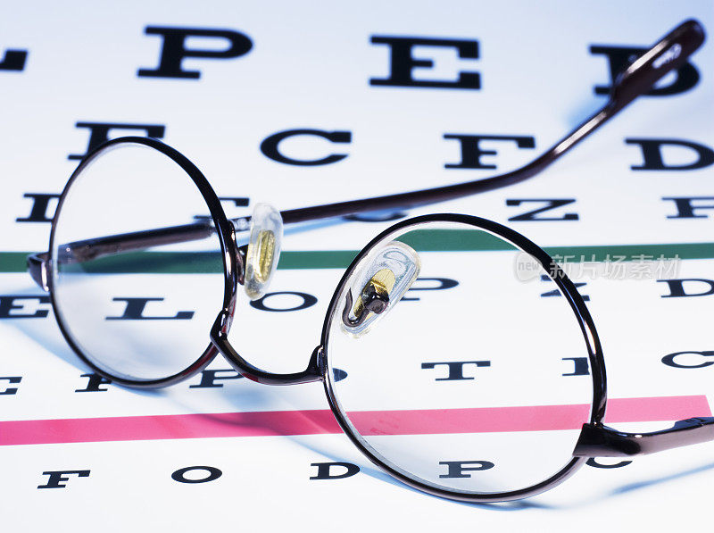 视力检查表配眼镜。