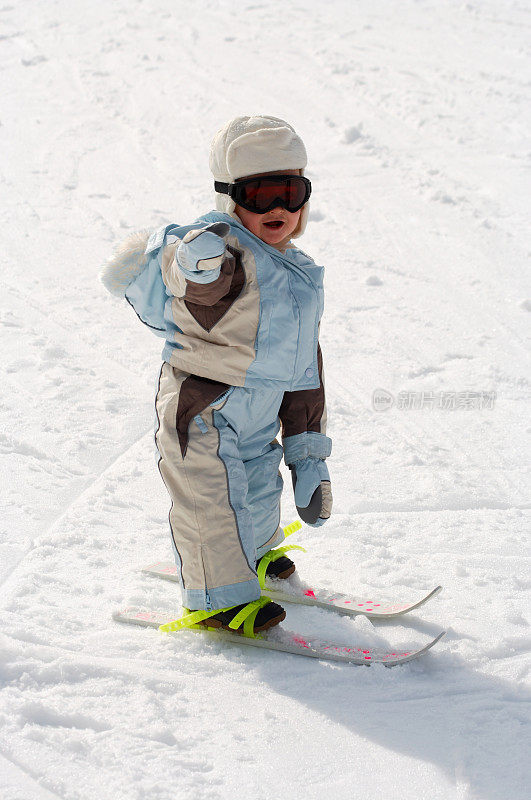 孩子在滑雪