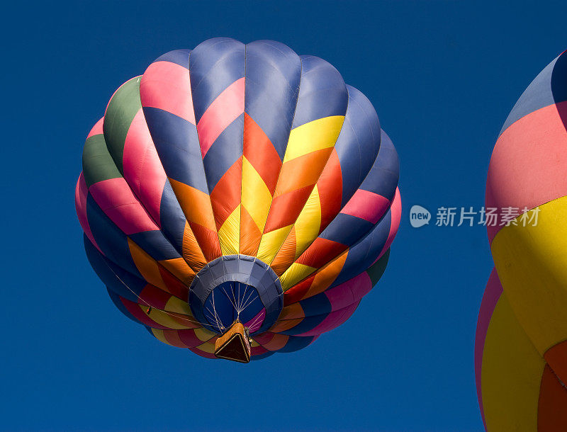 彩色热气球孤立在深蓝色的天空